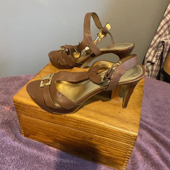 Marc Fisher‎ Leather Pumps Gold Accent  8M 3.5” Heals Strappy Wooden Heals - Picture 8 of 11